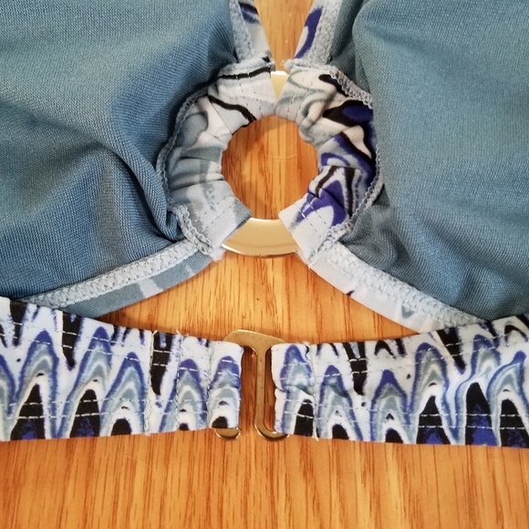 🎉HP🎉 NWT Blue Wavey Stripe Bikini Top Metal Ring - Picture 4 of 8